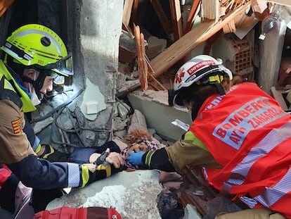 Los bomberos de Zaragoza desplazados a la ciudad turca de Adiyaman han rescatado a una mujer de unos 60 años, atrapada bajo un plegamiento de forjado.