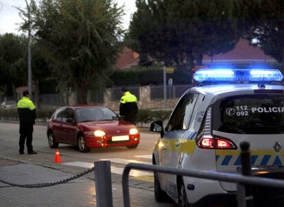 Vigilancia policial en la urbanizaci&oacute;n de El Bosque.