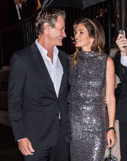 Fueron muchas las modelos y exmodelos que no se quisieron perder el desfile de Tom Ford. En la imagen, Cindy Crawford y su marido, Rande Gerber a su llegada a Park Avenue Armory.