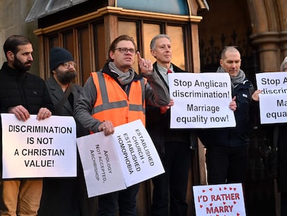 Activistas gais protestan este miércoles a las puertas de Church House, en Londres, donde la Iglesia de Inglaterra celebra su Sínodo General