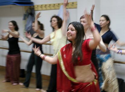 Una profesora de Bollywood enseña a sus alumnos en el centro de ocio El Horno, en Lavapiés.