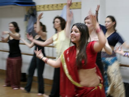 Una profesora de Bollywood enseña a sus alumnos en el centro de ocio El Horno, en Lavapiés.