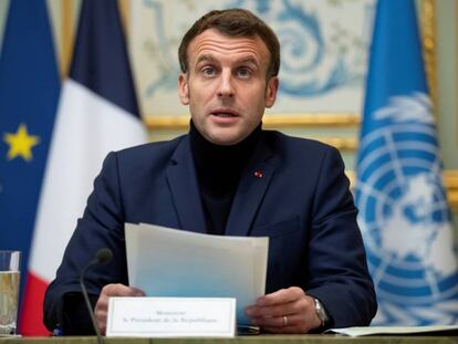 Macron ordena que Francia comience a vacunar a discrección, sin distinción de edad