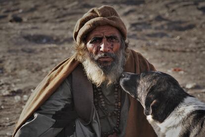  Este hombre que calcula que tiene en torno a 80 años y que lleva décadas consumiendo droga, afirma que los ojos no le dejan de sangrar. Vive en una colina, como muchos otros drogadictos, del barrio de Sarai Shamali de Kabul. 