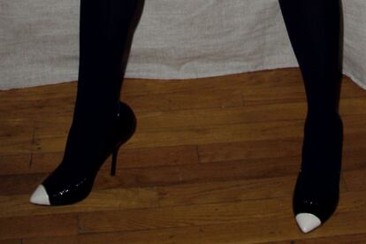 Jessica Alba con los pumps bicolor en negro y con la puntera blanca.