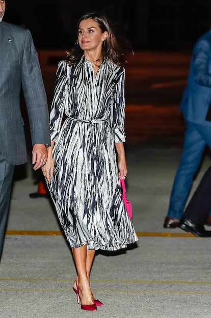 Nada más pisar Cuba, la esposa del rey Felipe exhibió un diseño de Hugo Boss, con estampado de cebra y cuello camisero. Los complementos aportaron el toque de color: un bolso de piel fucsia y unos zapatos de ante de Carolina Herrera, además de unos pendientes de diamantes y un anillo de Karen Hallam.