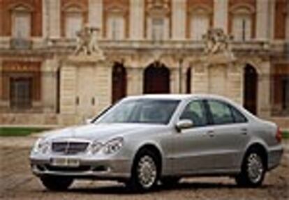 El nuevo Clase E mantiene la elegancia clásica de Mercedes y cuesta distinguirlo del anterior modelo. Pero la línea tiene unos trazos más suaves y, sobre todo, una aerodinámica récord (CX: 0,26).
