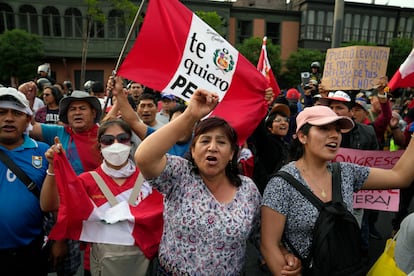 Partidarios de Castillo se manifiestan frente al Congreso en Lima.