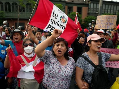 Partidarios de Castillo se manifiestan frente al Congreso en Lima.