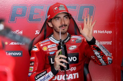 Francesco Bagnaia saluda este sábado antes de la clasificación en el GP de Alemania, en el circuito de Sachsenring.