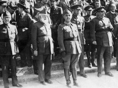 Francisco Franco, en el exterior de la Capitanía General de Burgos, el 1 de octubre de 1936.