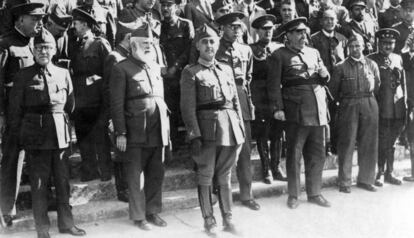 Francisco Franco, en el exterior de la Capitanía General de Burgos, el 1 de octubre de 1936.