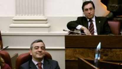 Javier de Andrés, cruzado de brazos, y Xabier Agirre, arriba, en las Juntas de Álava.