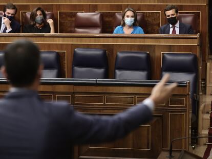 Pedro Sánchez responde a Pablo Casado en una sesión de control al Gobierno en el Congreso.