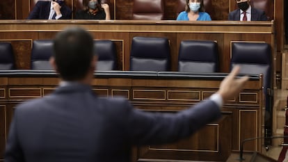 Pedro Sánchez responde a Pablo Casado em uma sessão de controle ao Governo no Congresso.