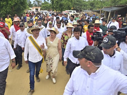 Gustavo Petro recorre las calles de Nazareth, en La Guajira (Colombia), el 27 de junio.