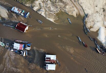 Las sequías y la subsecuente disminución de los niveles del río Amazonas, han ocasionado que las casas flotantes montadas sobre balsas queden varadas en el suelo de los lagos que están prácticamente secos. 