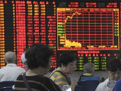 Panel de cotizaciones en una firma de valores de Shanghai, China