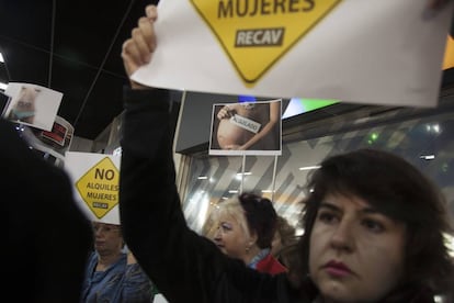 Manifestación en mayo en Madrid contra unas jornadas sobre gestación subrogada.