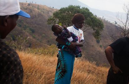 Una familia de Morogoro parte hacia la clínica Towero donde van a chequear el estado de salud y nutrición del bebé. En Tanzania, el 40% de la población vive en zonas con déficit de alimentos.