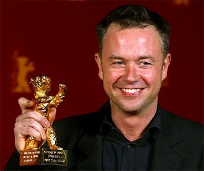 El director británico Michael Winterbottom, ganador del Oso de Oro del 53º Festival de Berlín por <i>In this wolrd.</i>