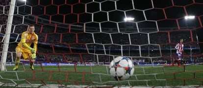 El atlético Fernando Torres marca su penalti ante, del Bayer Leverkusen.