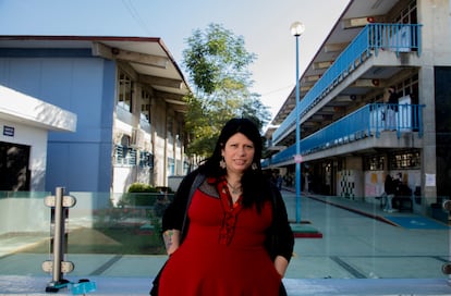 La escritora argentina Dolores Reyes durante su visita a la preparatoria número 16 de Guadalajara.