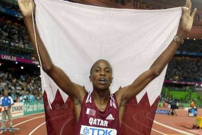 Shaheen, con la bandera de Qatar, festeja su triunfo en los 3.000 metros obstáculos en los Mundiales de París 2003.