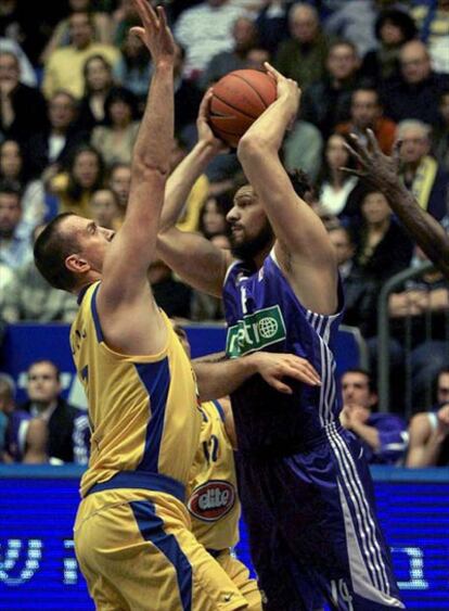 Papadopoulos, en acción ante Nikola Vujicic, del Maccabi.