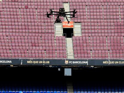 Un dron sovrevuela el Camp Nou durante la presentación del sistema Kuppel de seguridad aérea de los Mossos d'Esquadra. EFE/Enric Fontcuberta