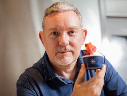 Albert Adrià con un helado de Gelato Collection, su nueva heladería en Barcelona.