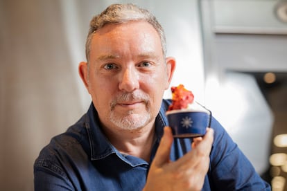 Albert Adrià con un helado de Gelato Collection, su nueva heladería en Barcelona.