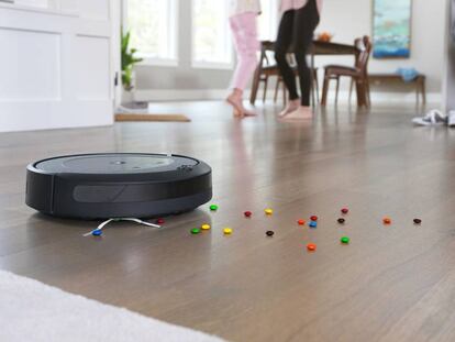 Una aspiradora Roomba recoge golosinas.