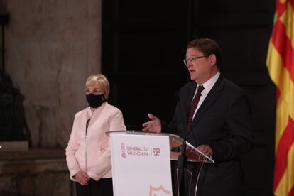 La consejera de Sanidad, Ana Barceló, y el presidente valenciano, Ximo Puig, en la noche del jueves en el Palau de la Generalitat.