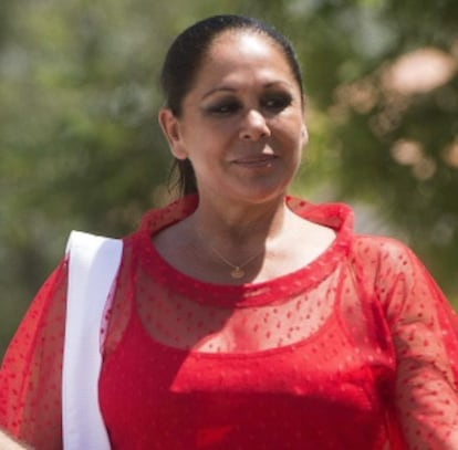 Maquillada, peinada y con una blusa roja y pantalones blancos, así ha salido la cantante de Alcalá de Guadaíra (Sevilla).