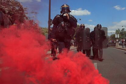 El humo de una bengala se expande durante una manifestación de trabajadores de la Sociedad Nacional de Ferrocarriles (SNCF) en París (Francia).