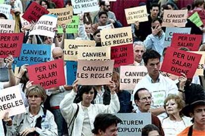 Asistentes a la fiesta de Intermón levantan pancartas reivindicativas, ayer, en el parque de la Ciutadella de Barcelona.