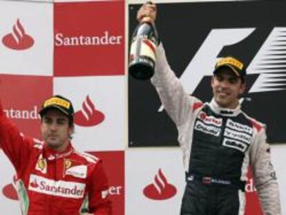 El piloto venezolano de Williams Pastor Maldonado celebra en el podio junto al segundo clasificado, Fernando Alonso, su victoria en el Gran Premio de España
