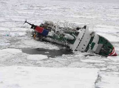 El crucero <i>Explorer</i> comienza a hundirse tras colisionar ayer con un <i>iceberg</i> cerca de la península Antártica, al sur de Argentina y Chile.