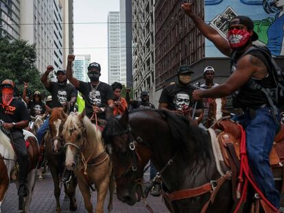 Manifestantes a caballo por las calles de Houston, Texas.