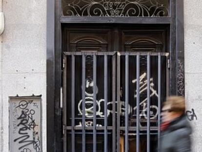 Reja en el edificio de Corredera Baja de San Pablo tras el desalojo de los okupas.