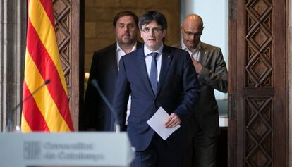 Declaraci&oacute;n institucional del presidente catal&aacute;n, Carles Puigdemont, acompa&ntilde;ado de los consejeros Oriol Junqueras (I) y Raul Romeva (D). 