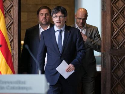 Declaraci&oacute;n institucional del presidente catal&aacute;n, Carles Puigdemont, acompa&ntilde;ado de los consejeros Oriol Junqueras (I) y Raul Romeva (D). 