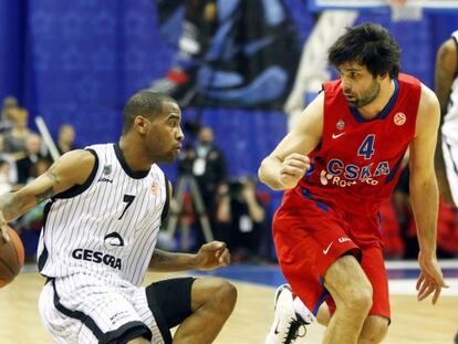 Aaron Jackson controla el balón ante Milos Teodosic.