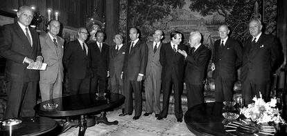 Reunión de los presidentes de los siete grandes bancos españoles y del Banco Exterior, como acto de bienvenida a los nuevos presidentes del Vizcaya, Pedro de Toledo, y del Santander, Emilio Botín-Sanz de Sautuola y García de los Ríos. De izquierda a derecha: Luis Valls Taberner, Emilio Botín Sanz de Sautuola y López, Miguel Boyer, Pedro de Toledo, Alfonso Escámez, Emilio Botín Sanz de Sautuola y García de los Ríos, Claudio Boada, José Angel Sánchez Asiain, Rafael Termes, Ángel Galíndez y Pablo Garnica Mansifinanciero, en febrero de 1987.