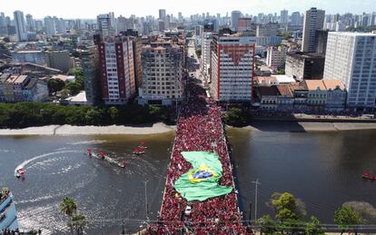Un mar rojo avanza durante un evento de la campaña de Lula da Silva en Recife, en el Estado de Pernambuco.