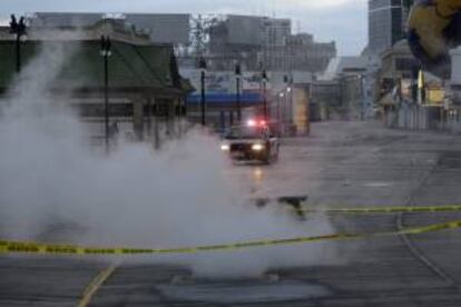 Una patrulla recorre las calles en el paseo marítimo que sufrió graves daños como consecuencia del paso del huracán Sandy en Atlantic City, Nueva Jersey (EE.UU.). Las inundaciones, los incendios y los fuertes vientos causados por una de las tormentas más grandes que jamás halla golpeado a los Estados Unidos siguieron hacia el noreste.