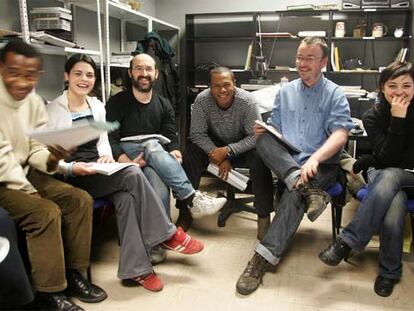 De izquierda a derecha, Mansueto Manel, Ana de Asturia, Javier Cámara, Eman Xor Oña, Manuel Martín Cuenca y Leonor Watling, en un descanso del ensayo de <i>Malas temporadas</i>.