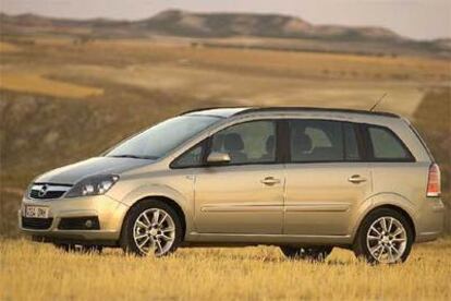 El nuevo Zafira tiene una imagen más elegante y cuidada. El frontal, con los nuevos faros multifocales, las aletas resaltadas y las llantas aportan una estética menos pesada y un aire más deportivo.