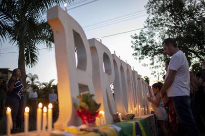 No monumento de Brumadinho, familiares e amigos das vítimas da tragédia depositam fotos, velas e suas orações. O desastre com a barragem devastou a pequena cidade com pouco mais de 36.000 habitantes.